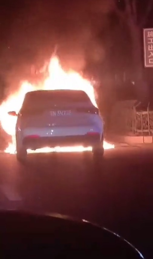 宿迁一辆白色轿车突然着火，火势凶猛......