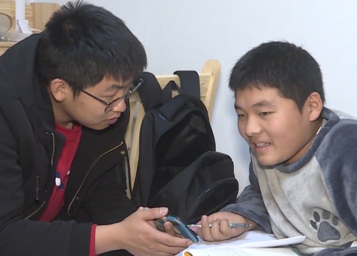 【短视频】一个都不能少：学生骨折休养数月 老师轮流登门“开讲”