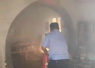 【短视频】惊险！厨房突然着火　民警徒手拎出煤气罐