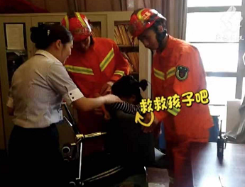 【短视频】啊咦呀！12岁女孩被椅子“钉上”啦！