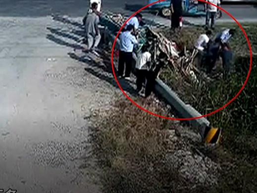 【短视频】惊险！满载木板三轮车坠入水沟 开车女子被压车底 警民合力救援