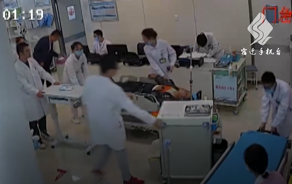 【短视频】3岁儿子将200毫升农药倒进可乐瓶 亲爸酒后误服险丧命