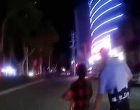 【短视频】七旬老人深夜迷路　民警推车一公里送其回家