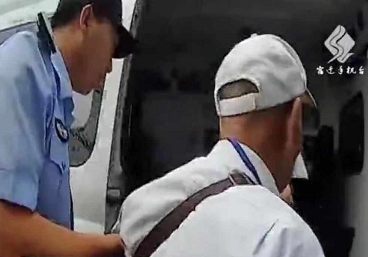 【短视频】念叨“只相信警察”　老人路边摔伤拒绝120　　