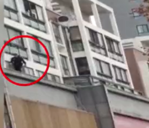 【短视频】辅警变身“蜘蛛侠”　“飞檐走壁”救老人