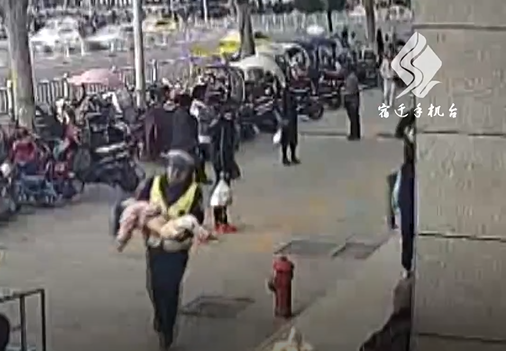 【短视频】“超人”来了！女童高烧抽搐 辅警百米冲刺送医