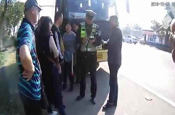 【短视频】“李逵”刚走“李鬼”来　男子“高仿”A1驾照跑客运被查