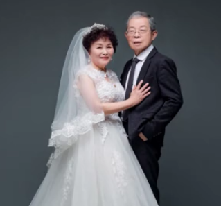 【短视频】百张照片见证金婚夫妻的风雨同舟路