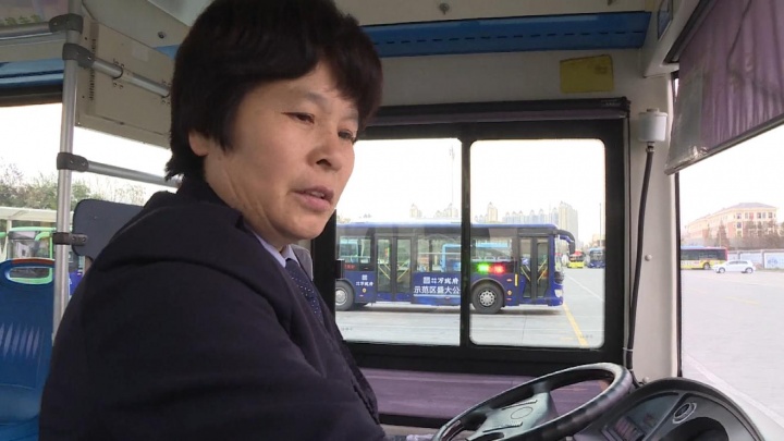 爱心帮扶温馨提示  320路这位女司机超暖！