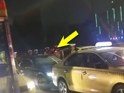 【短视频】哪里跑！宿迁一男子在市区伤人驾车逃窜 闯卡连撞数车后被抓
