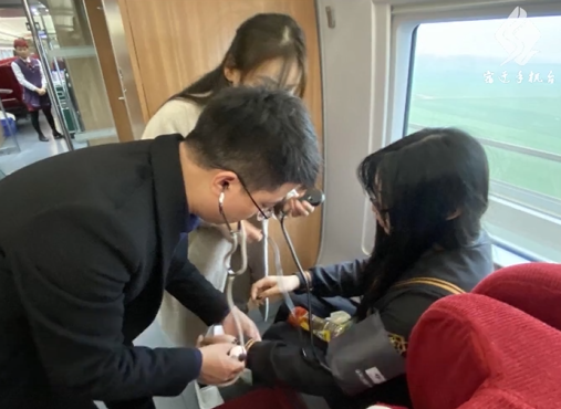 【短视频】乘客高铁上突发急症 泗阳9名医生临时组队救人