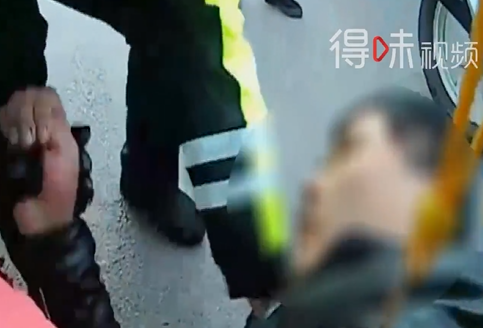 【得味视频】暖心！男子公交站台突然倒地 路人合力施救