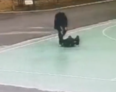 【得味视频】心疼！民警过度疲劳 走着走着突然栽倒在地 