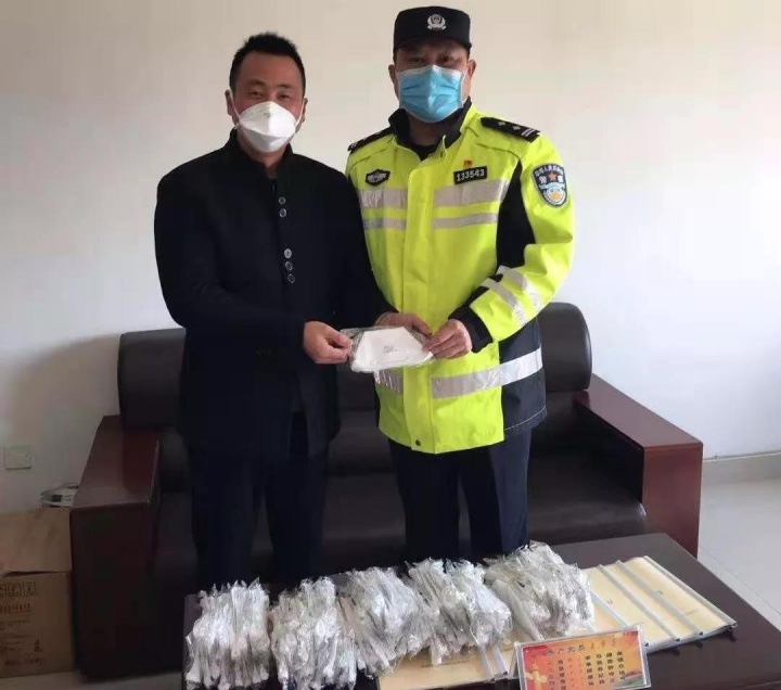 【防控进行时】热心群众“助力”沭阳交警防控疫情工作，这场“战疫”我们必胜！