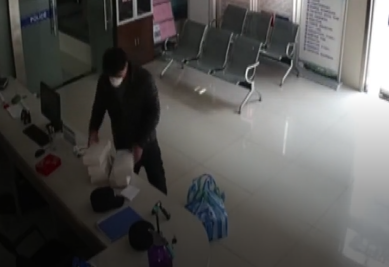 【得味视频】派出所来了神秘小伙 “丢”下防护物资就走