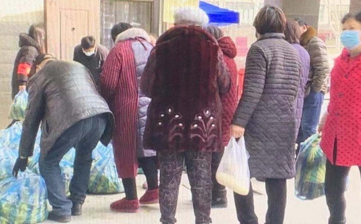 洋河5元“蔬菜套餐”走红小区， 居民足不出户吃上新鲜菜！