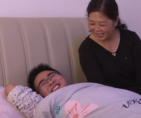 【得味视频】单亲母亲割肾救子 如今卖粽自食其力 