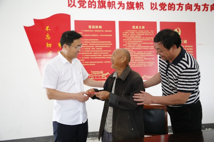 张联东“七一”前夕走访慰问建国前老党员和生活困难党员