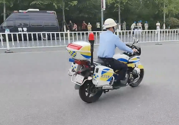 【得味视频】考生遗落证件 交警铁骑“闪电”送达