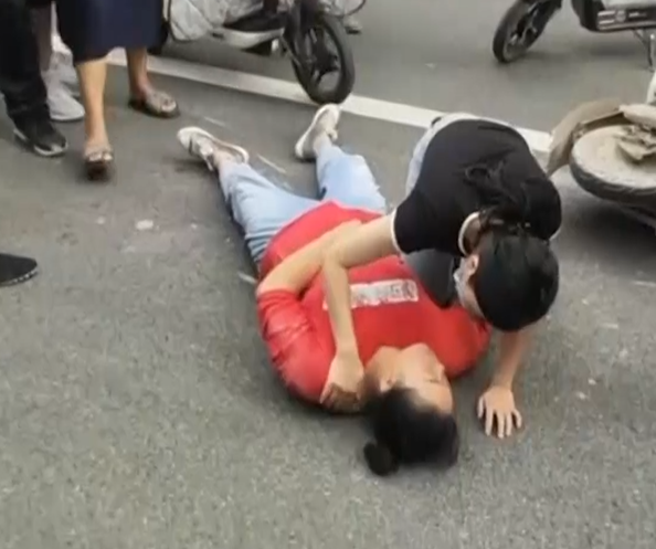【得味视频】暖心！路遇女子被撞倒 “白衣天使”跪地急救