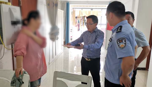 【得味视频】民警夜巡遇到一位淋雨妈妈 后来的故事好温暖