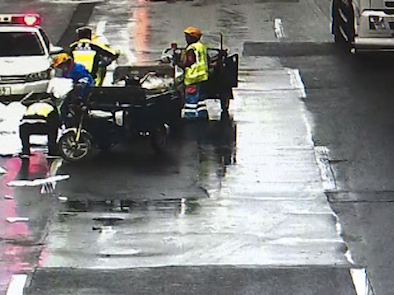 【得味视频】货物掉落司机浑然不知 众人冒雨清运半小时
