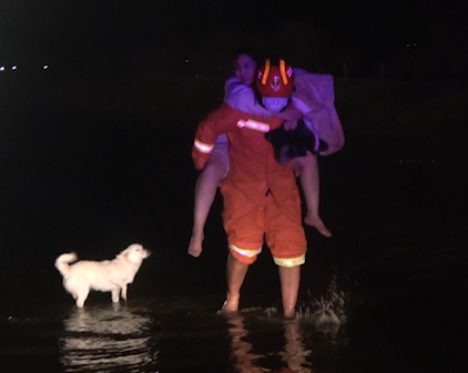 【得味视频】暴雨中10人被困两车内 有产妇还有婴儿！