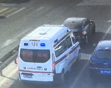 【得味视频】为生命让道！私家车路口为救护车让道 交警部门：违章不处罚
