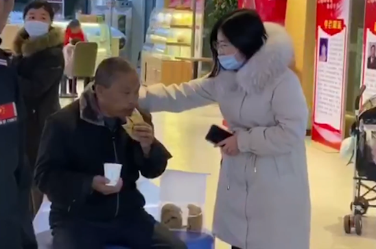 【得味视频】精神病老人溜出医院流落街头 志愿者寒风中及时救助