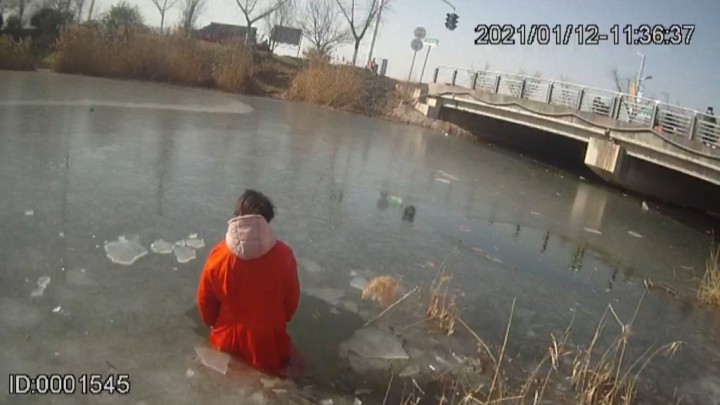 女子掉进冰窟窿 民警跳水施救