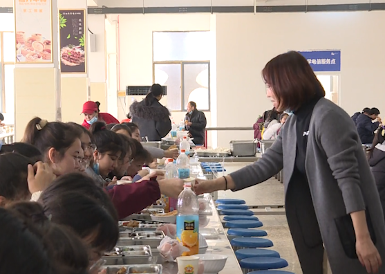 【得味视频】特殊的年夜饭 300多新疆班学生在宿过大年