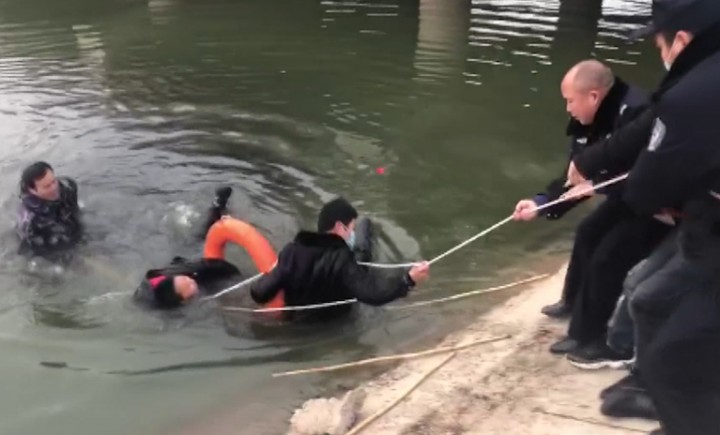  【得味视频】险！8岁男孩意外落水 警民合力救援