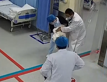 【得味视频】千钧一拍！8月大男婴钙片卡喉 “海姆立克急救法”40秒救回