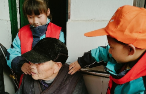 “弘扬美德 爱暖夕阳”——泗阳县实验小学西校区开展敬老院慰问活动
