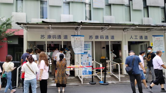 除医院内部设置的门诊部外，南京地区门诊部、诊所全部停诊
