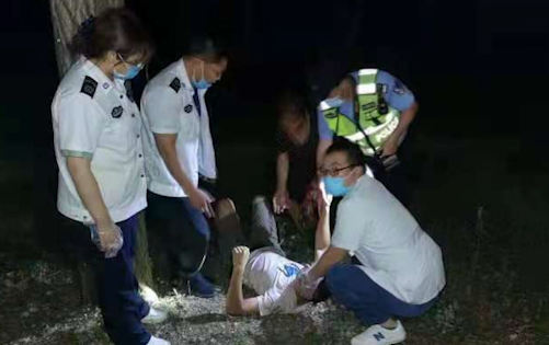 【得味视频】危险！司机夜晚高速路上修车 不慎坠下6米高桥