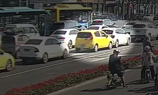【得味视频】危险！男子驾车突然晕厥 交警砸窗救人