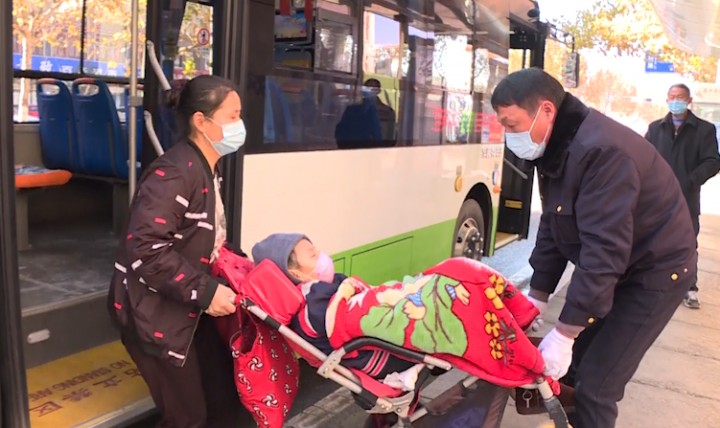 【得味视频】从春到冬 13名驾驶员接力帮助一对“特别乘客”