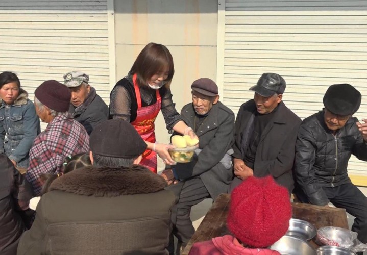  【得味视频】暖胃又暖心！这位大姐做免费餐送村里老人
