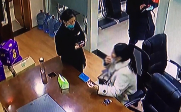 【得味视频】好险！女子欲转40万给“警察” 银行主管及时止损