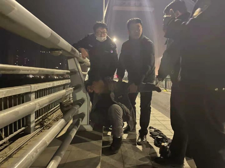 一男子欲轻生跳河 民警搜寻4小时及时解救