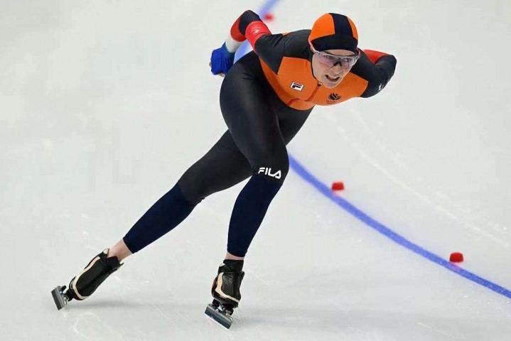 “冰丝带”首个奥运纪录！荷兰名将夺得速滑女子3000米金牌