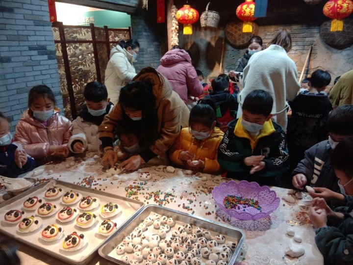 欢度元宵：做个“冰墩墩”汤圆 满足“一墩难求”小愿望