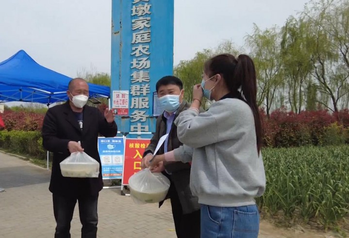 【得味视频】每天包六百个饺子 为抗疫一线人员配送“爱心餐”