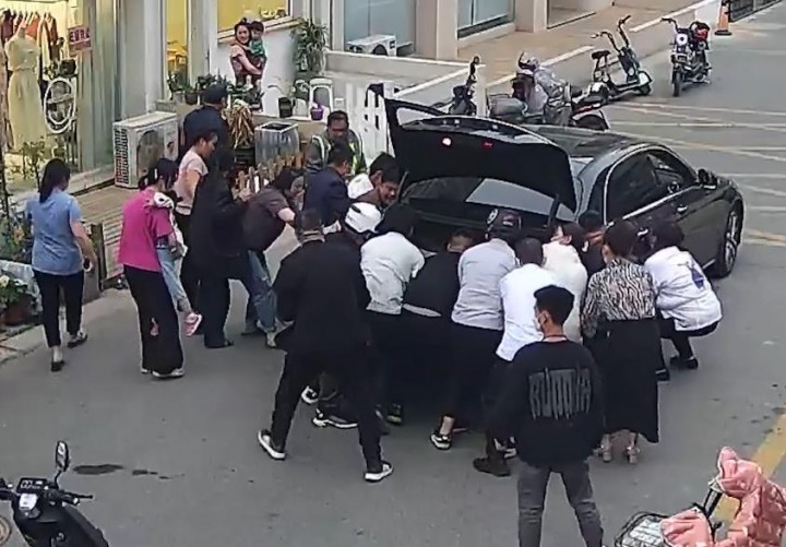 【得味视频】争分夺秒！5岁男童被卷车底 众人合力抬车救人