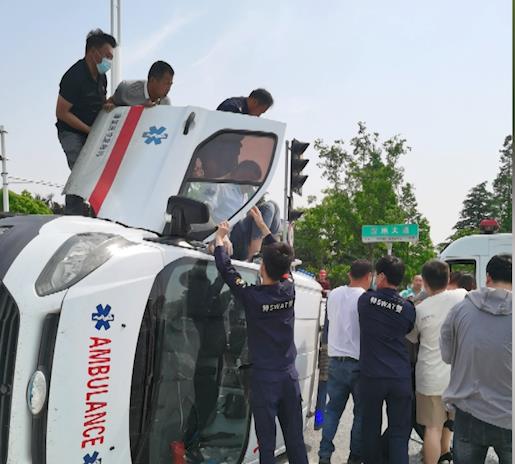 【得味视频】救护车侧翻5人被困 警民合力徒手救人