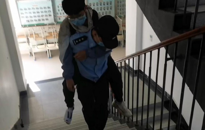 【得味视频】走，我背你去考试！