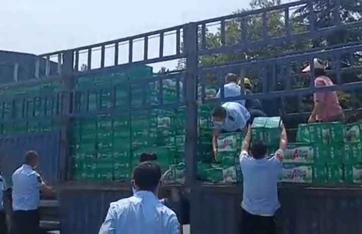 【得味视频】千余箱钙奶散落路口 众人“接力”帮搬运