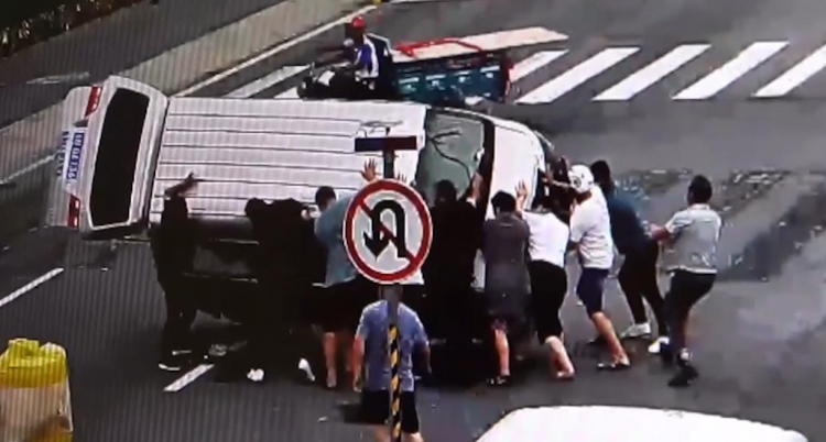 【得味视频】面包车路口侧翻 众人合力抬车17秒内救出3人！