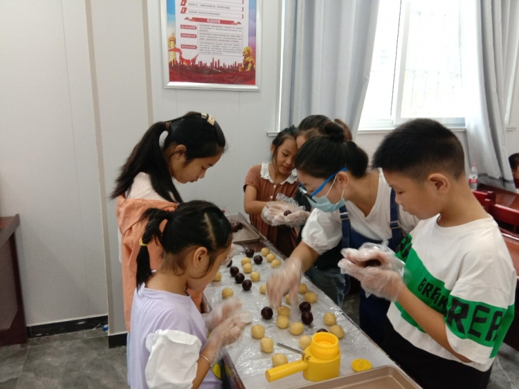 【视频】洋河新区：手工包制月饼 让留守儿童感受中秋的味道